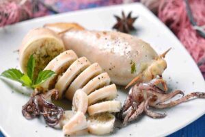 Calamari ripieni alla mediterranea in padella: teneri, saporiti e con un sughetto veloce